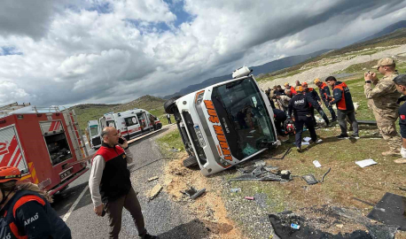 Diyarbakır’da yolcu otobüsü devrildi: 1 ölü, 13 yaralı
