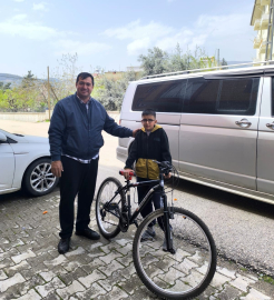 Ödülünü depremzede çocuğa hediye etti