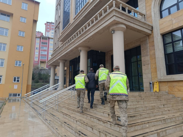 Kesinleşmiş hapis cezası olan firari yol kontrolünde yakayı ele verdi