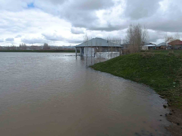 Patnos’ta sağanak taşkına neden oldu: Evleri su bastı