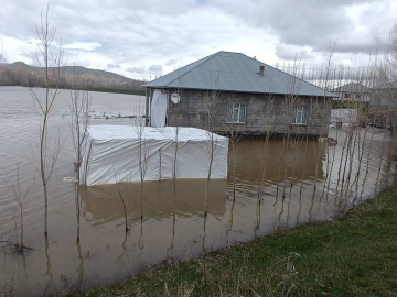 Ağrı’da sağanak yağış sonucu dereler taştı
