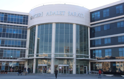 Aldığı cezayı duydu, gözyaşlarına boğuldu