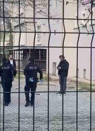 Polisten kaçan şahıs, tabancasını okul bahçesine attı