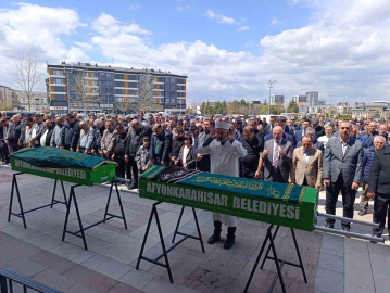 Üst kat komşularının katlettiği çift toprağa verildi