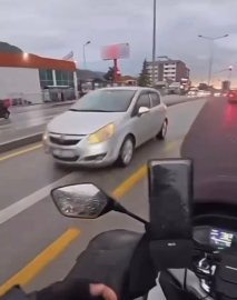 Ters yönde ilerleyen sürücü trafiği birbirine kattı