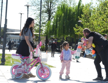 Düşen oyuncakları sahibine ulaştıran çocuklar takdir topladı