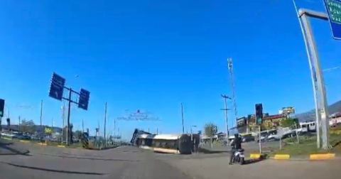 Kavşakta kontrolden çıkan tır devrildi: Faciadan dönülen kaza kamerada