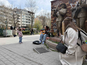 Minik ayakları ile uyduğu ritimler binlerce beğeni aldı