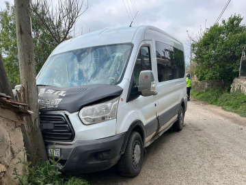 Samsun’da öğrenci servisi direğe çarptı: 12 yaralı