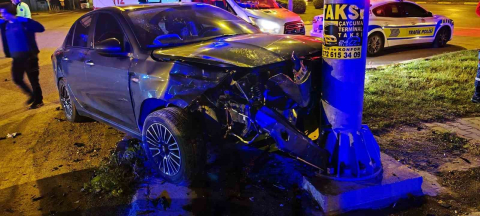 Zonguldak’ta otomobil önce araca, ardından yön direğine çarptı: 2 yaralı