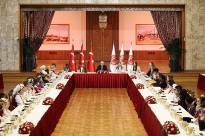 TBMM Başkanı Kurtulmuş 26 ülkeden gelen dünya çocuklarını TBMM Tören Salonu’nda kabul etti