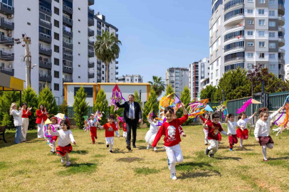 Mezitli’de çocuklar Başkan Tuncer’le uçurtma uçurdu