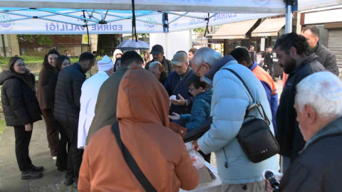 Edirne’de vatandaşlara 22 kilo Kakava kurabiyesi ikram edildi