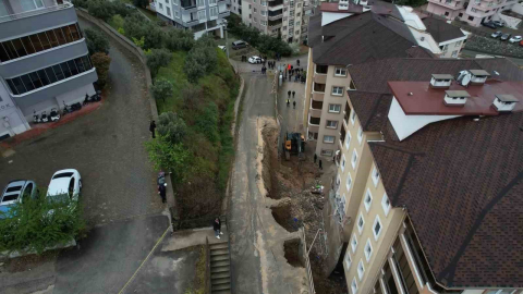 Bursa’da korkutan göçük havadan görüntülendi...Balkonlar yıkıldı, araçlar enkaz altında