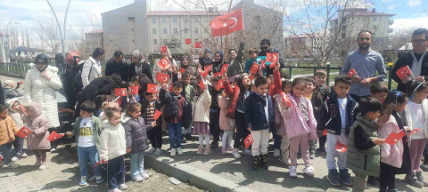 Eleşkirt’te çocuklar ilk bayramlarını aileleriyle okulda kutladılar