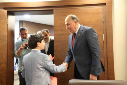 Başkan Şerif Arslan koltuğunu Harun Alp’e devretti