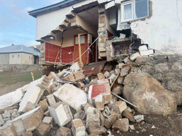 Ağrı’daki depremde köylerde bazı yapılarda hasar meydana geldi