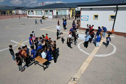 Depremzede çocuklar müzikle moral buluyor