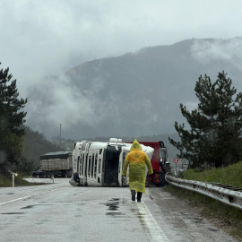 Bolu’da kömür yüklü tır, kayganlaşan yolda devrildi