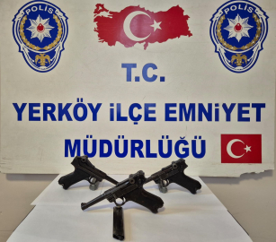 Yozgat’ta 2 şüphelinin üzerinde asırlık 3 tabanca ele geçirildi