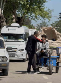 Motosikletlinin yolunu kesip tehditler savurdu