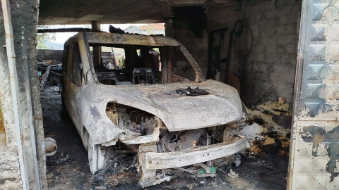 Garajda alevlere teslim olan 2 araç ve motosiklet kullanılmaz hale geldi