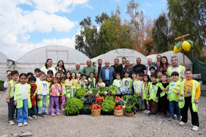 Çocuk serasında minikler yetiştirdikleri sebzeleri hasat etti