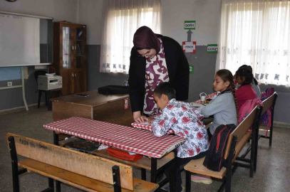 Köy okulunda 4 öğrencisini geleceğe hazırlıyor