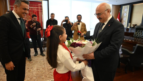 Denizli Valisi Köşger, makam koltuğunu minik İpek’e devretti