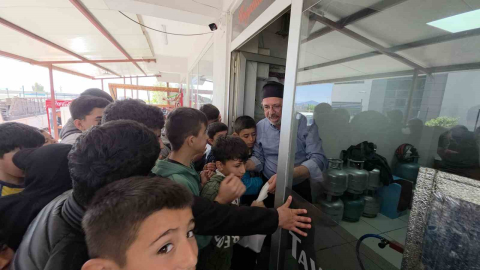 Çocuklara moral vermek isteyen esnaf, depremzede öğrencilere ücretsiz döner dağıttı