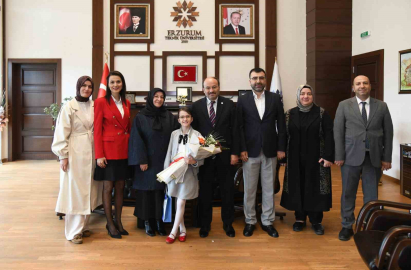 Rektör Çakmak’tan 23 Nisan jesti: Koltuk Asya Mina’ya emanet