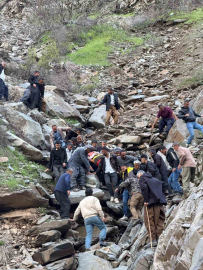 Pancar toplamaya gitti, kayalıklardan düşerek yaralandı