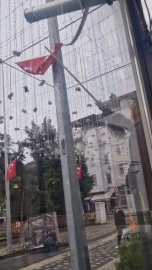 Temizlik işçisinin bayrak duyarlılığı