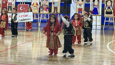 Kutlamaya katılan minik kız hem ağladı hem oynadı