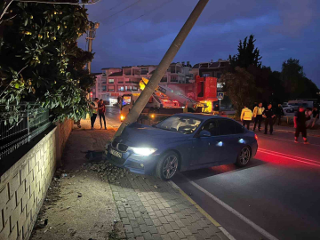 Aydınlatma direğine çarpan otomobilin sürücüsü yaralandı