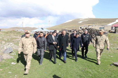 Ağrı Valisi Önder Bozkurt deprem bölgesinde