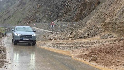 Hizan-Bahçesaray yoluna dökülen çamur ve kayalar temizlendi