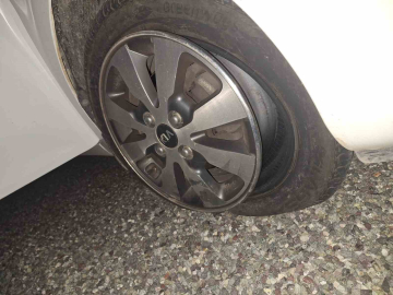 Yolda oluşan çukurlar kazalara davetiye çıkartıyor