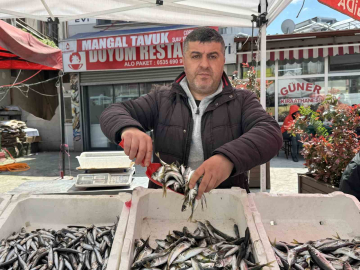 Balık tezgahlarında kıyı balıkçılığı mesaisi