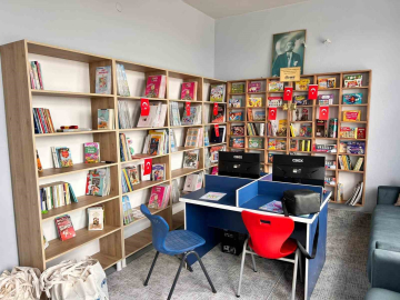 Gazetecilerden köy okuluna kütüphane