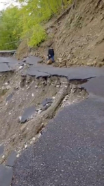 Sinop’ta heyelan: Grup yolu ulaşıma kapandı