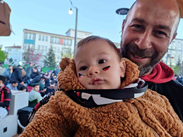 Yüzü boyalı minik Eskişehirspor taraftarı babasının kucağında maçı izledi