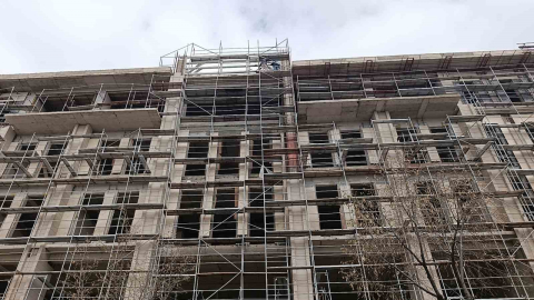 Kırşehir’de 3 işçi maaşlarını alamadıkları iddiasıyla inşaata çıktı