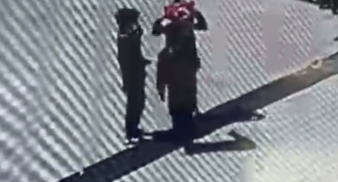 Öğrencilerin duygulandıran bayrak hassasiyeti: Düşen bayrağı yerden alıp öptü