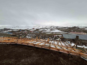 Ardahan’da şiddetli rüzgar çatıları uçurdu
