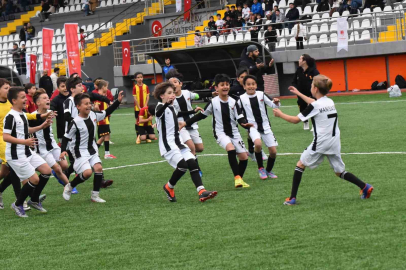 Yunusemre’de 23 Nisan coşkusu yeşil sahada yaşandı