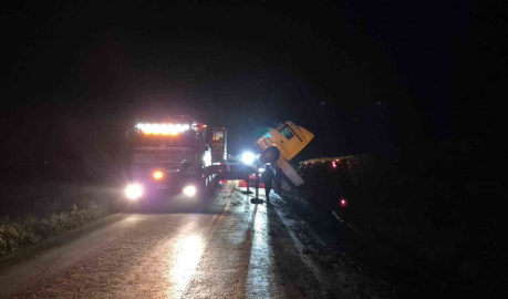 Bilecik’te devrilen tır trafiği olumsuz etkiledi