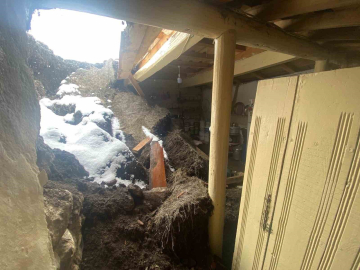 Aşırı yağış nedeniyle toprak damlı evde göçük