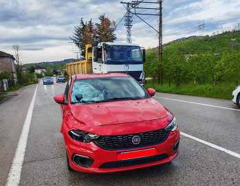 Yolun karşısına geçerken otomobilin çarptığı yaya ağır yaralandı