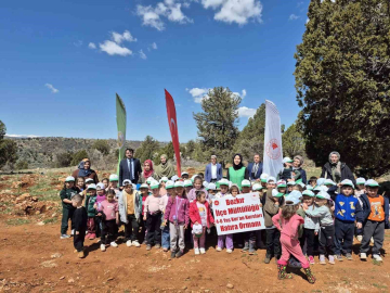 Bozkır’da minik öğrencilerden fidan dikme etkinliği